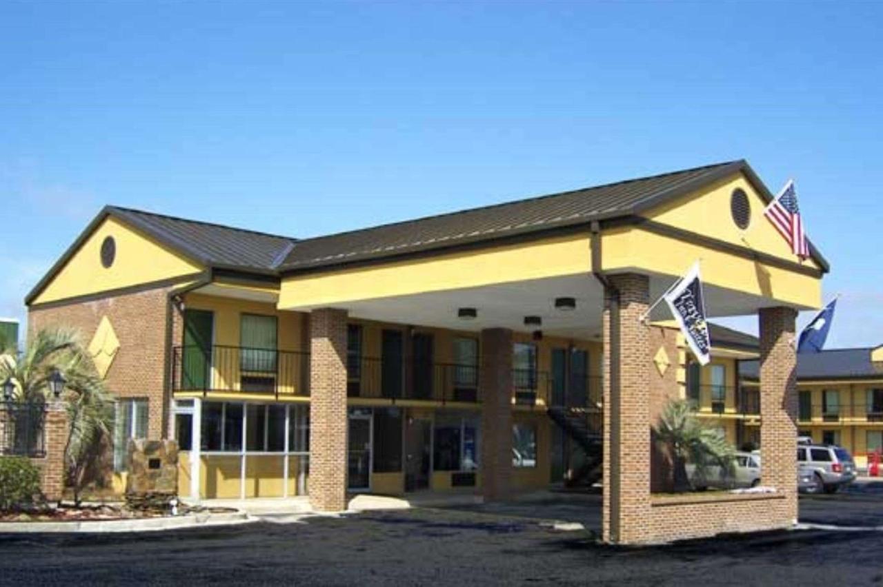 Travelers Inn & Suites Съмтър Екстериор снимка