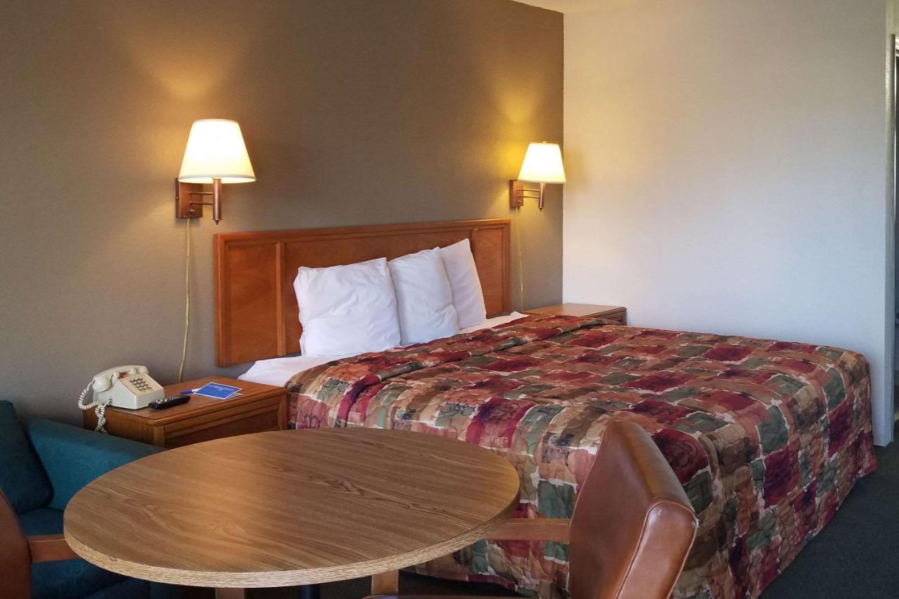 Travelers Inn & Suites Съмтър Екстериор снимка