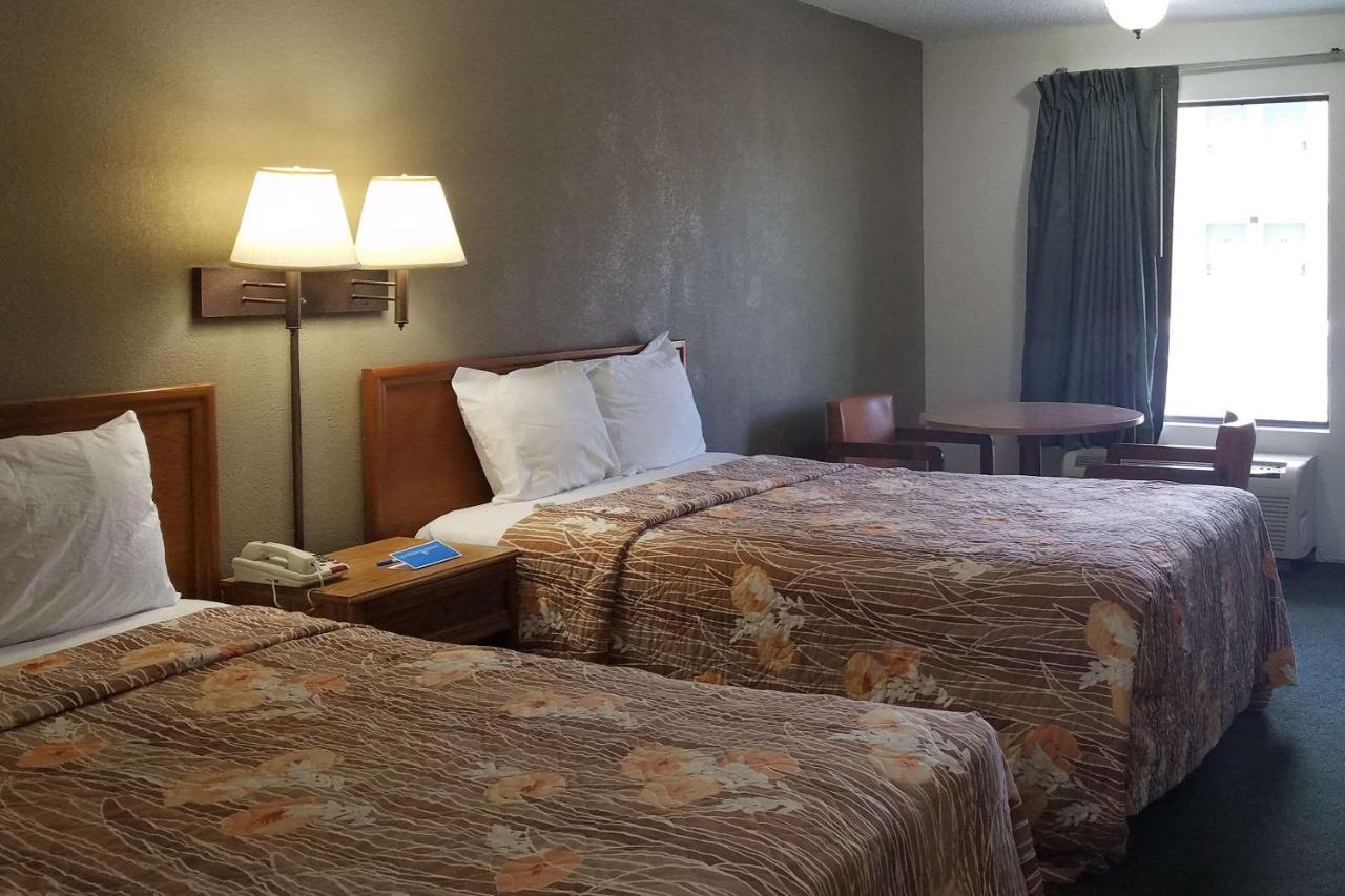 Travelers Inn & Suites Съмтър Екстериор снимка