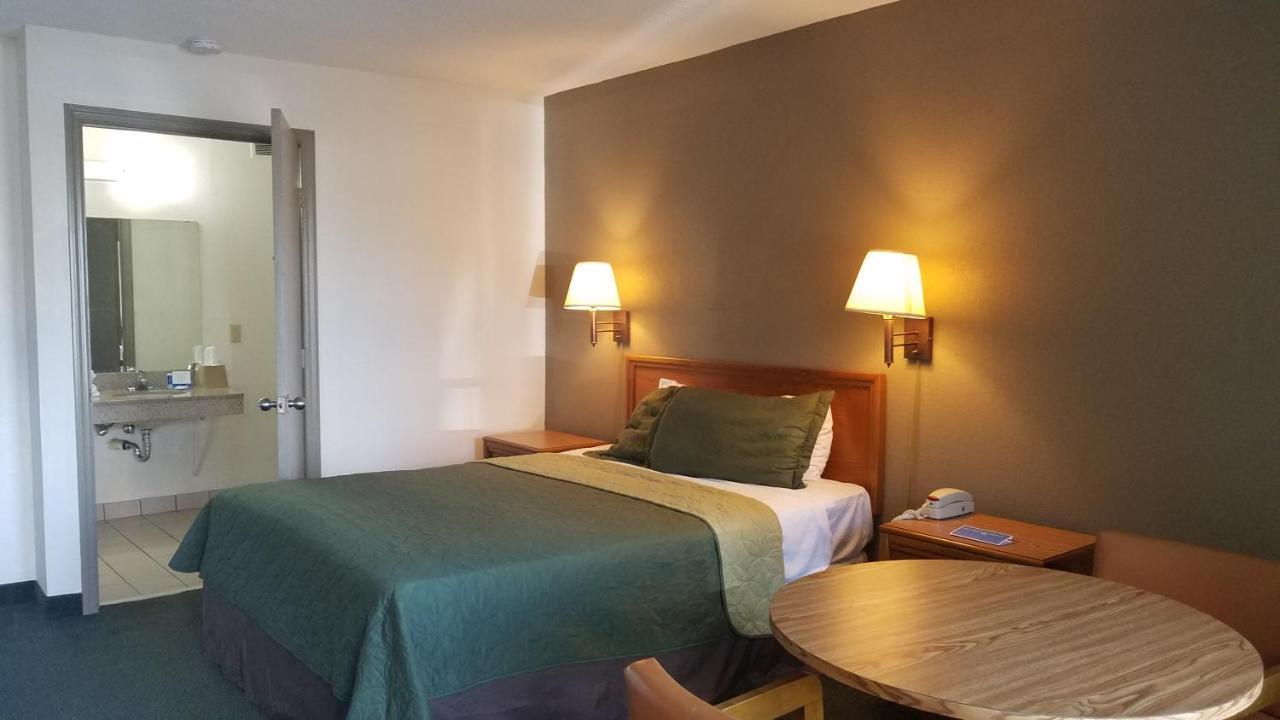 Travelers Inn & Suites Съмтър Екстериор снимка