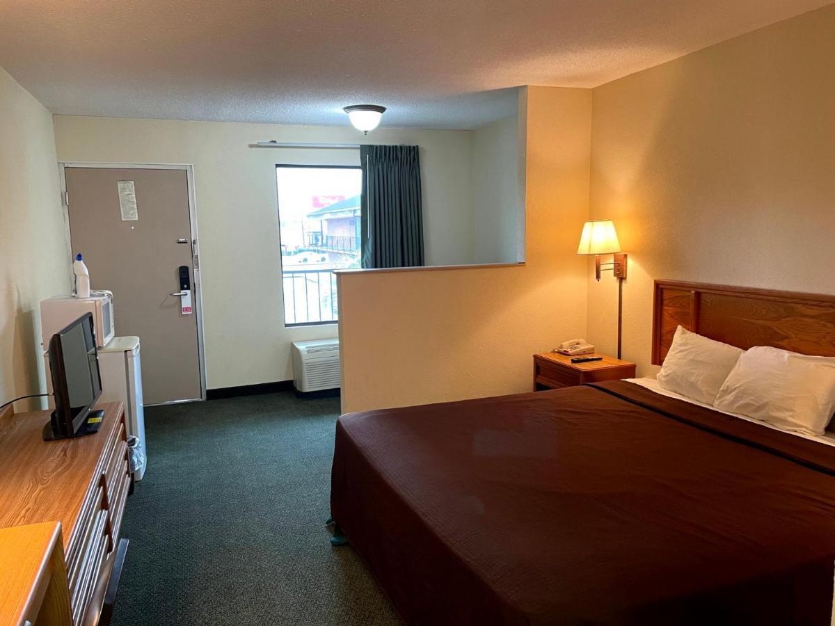 Travelers Inn & Suites Съмтър Екстериор снимка