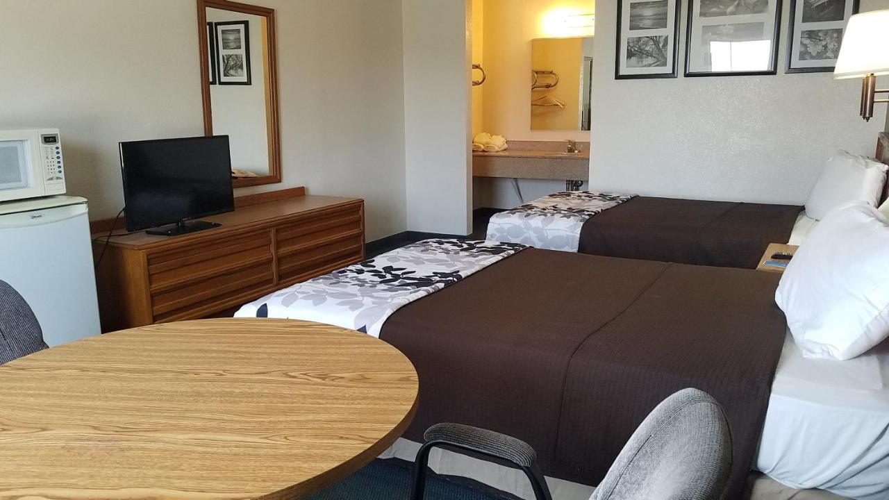 Travelers Inn & Suites Съмтър Екстериор снимка