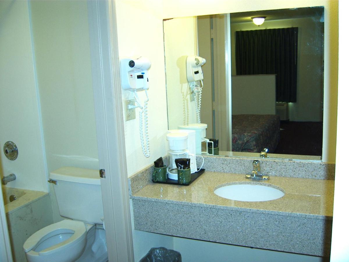 Travelers Inn & Suites Съмтър Екстериор снимка