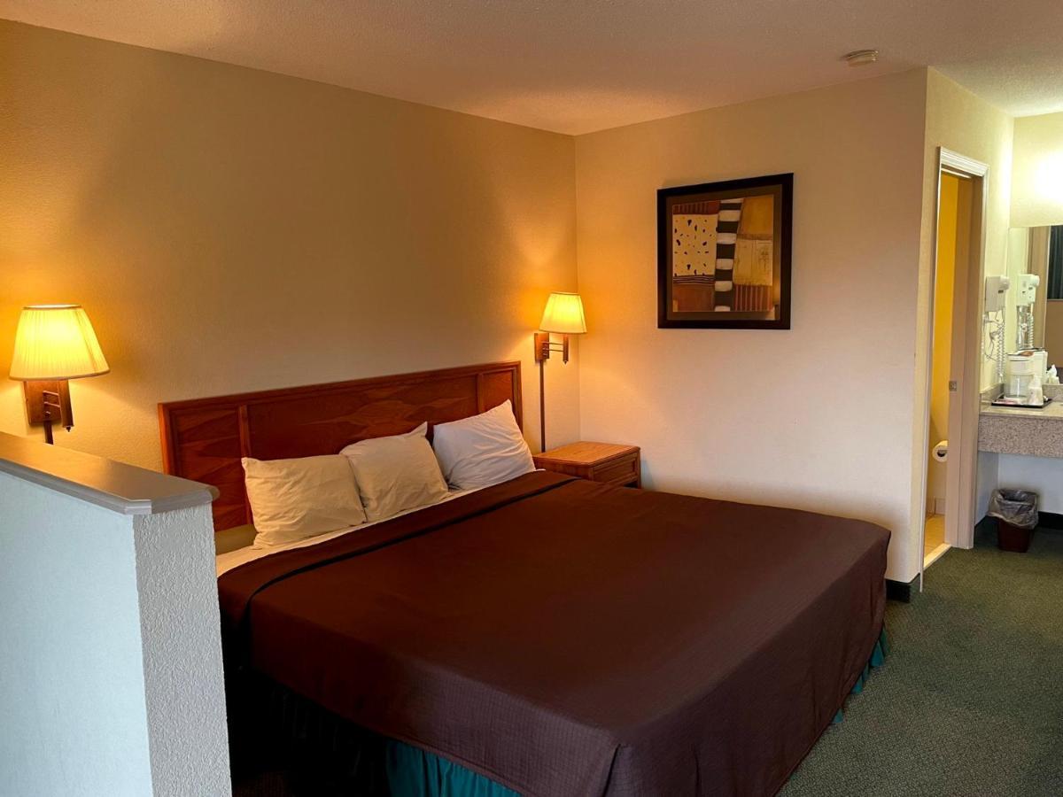 Travelers Inn & Suites Съмтър Екстериор снимка