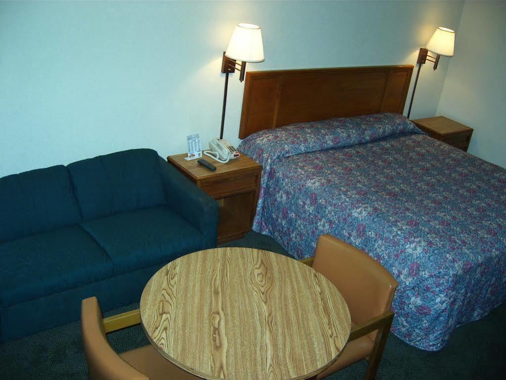 Travelers Inn & Suites Съмтър Екстериор снимка