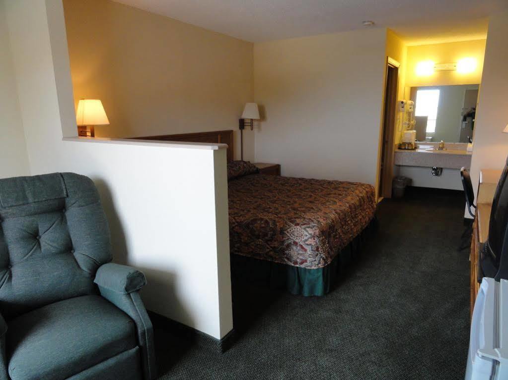 Travelers Inn & Suites Съмтър Екстериор снимка