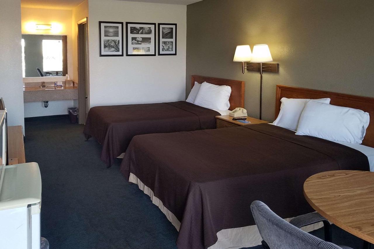 Travelers Inn & Suites Съмтър Екстериор снимка