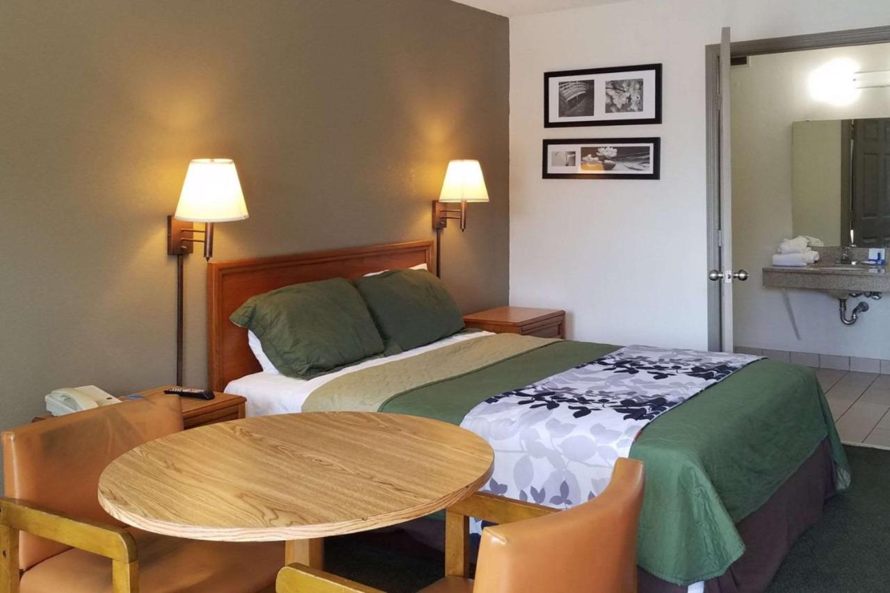 Travelers Inn & Suites Съмтър Екстериор снимка