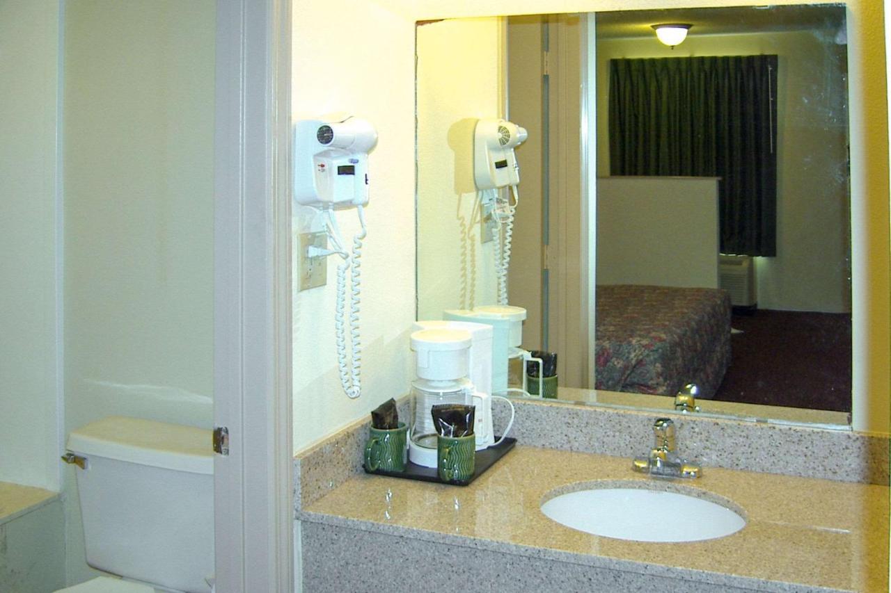 Travelers Inn & Suites Съмтър Екстериор снимка